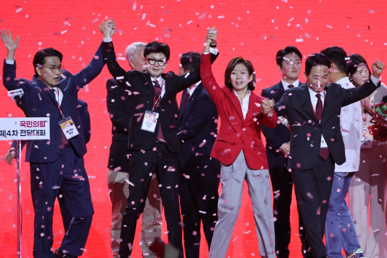 국민의힘 한동훈 당대표 당선자가 23일 오후 경기도 고양 킨텍스에서 열린 국민의힘 제4차 전당대회에서 개표결과 발표 후 경쟁자였던 윤상현, 나경원, 원희룡 후보와 손을 들어올리고 있다. 사진=연합뉴스