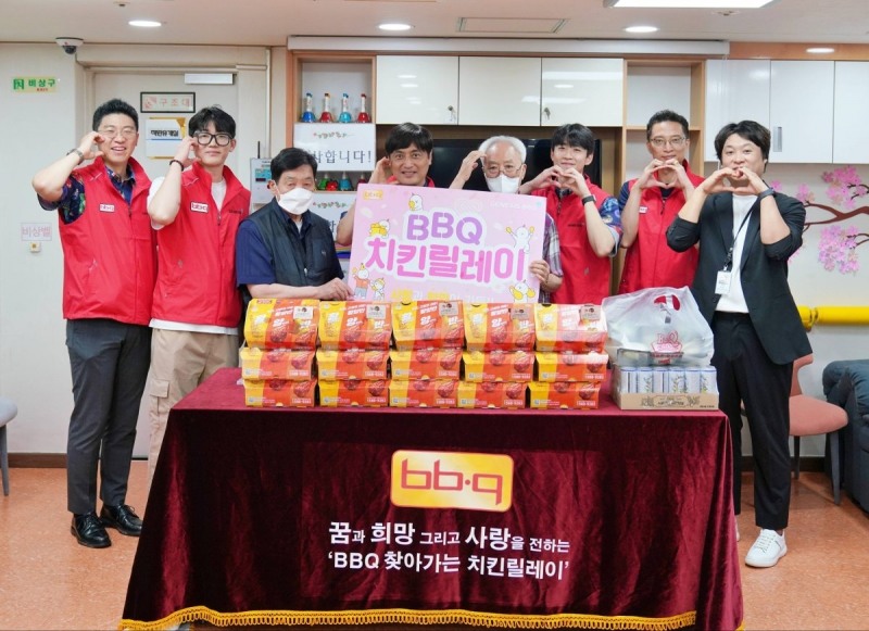 BBQ, 여름나기 위한 어르신 치킨 나눔 진행