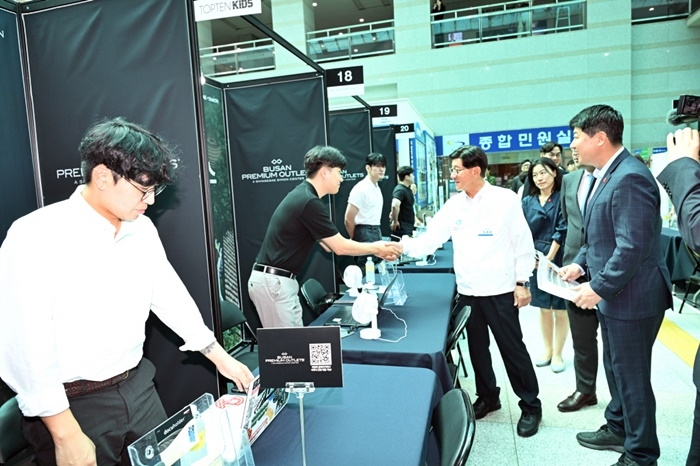 정종복 기장군수가 채용박람회 현장에서 관계자를 격려하고 있다.(제공=기장군)