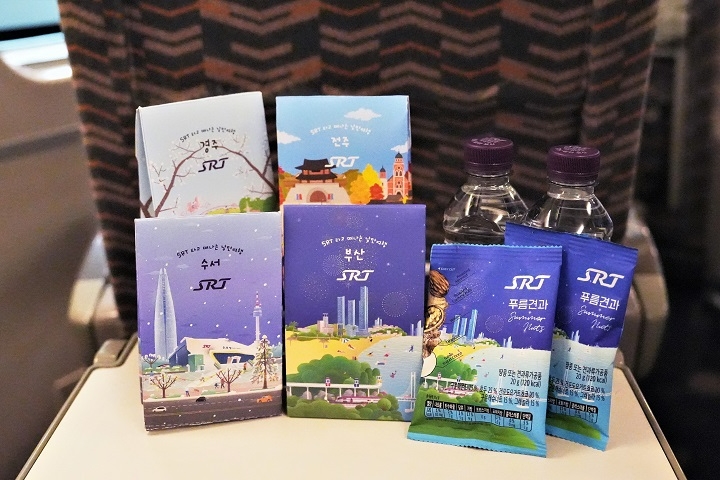 에스알(SR, 대표이사 이종국)은 27일(토)부터 새로운 SRT 특실 서비스 물품을 선보인다. 5종 견과류 간식으로 맛의 풍미를 높이고 포장은 SRT 운행노선 중 대표 여행지의 이미지를 계절별로 표현했다.(사진=SR)