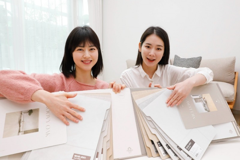 모델이 반려동물 제품 인증을 획득한 kcc글라스 홈씨씨 인테리어의 '숲 휴가온' 바닥재를 소개하고 있다.(사진=KCC글라스)