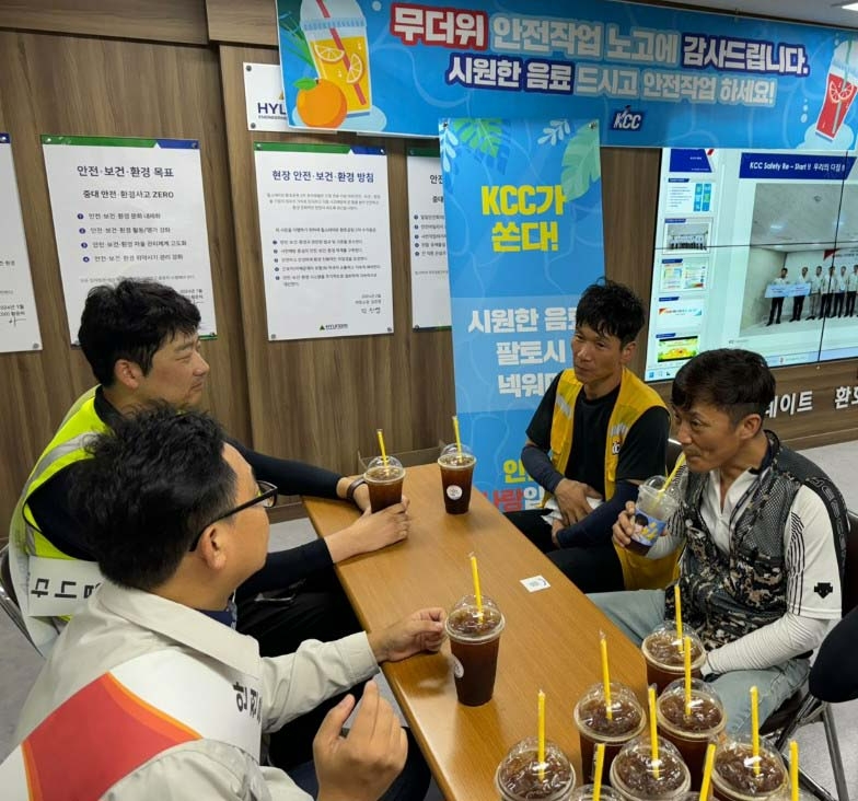 KCC가 포항 현대 힐스테이트 현장에서 혹서기 대비 온열 질환 예방 활동중이다.(사진=KCC)