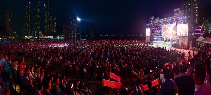 지난 3~4일 송도해수욕장 특설무대에서 펼쳐진 제20회 현인가요제에 수만 명의 인파가 몰려 성황을 이루고 있다. (사진제공=부산 서구)