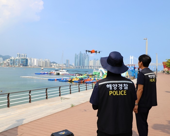 부산해경이 드론을 이용해 7일 수영만 해상에서의 수상레저 안전 위반 행위 합동 단속을 하고 있다.(사진제공=부산해경)