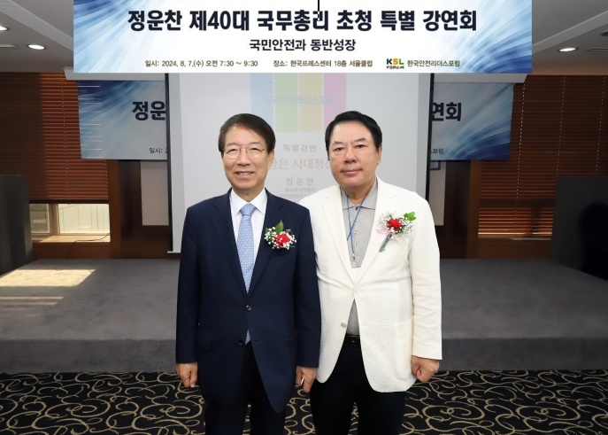 정운찬 전 국무총리와 기념촬영을 하고 있는 아이넷방송 박준희 회장(우측).(제공=아이넷방송)