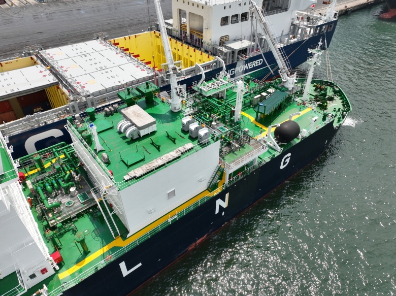 LNG벙커링 전용선(블루웨일호)이 국내 최초로 컨테이너선에 ‘벙커링 동시작업(SIMOPS, Simultaneous Operations)’을 하고 있다.(사진=한국가스공사)