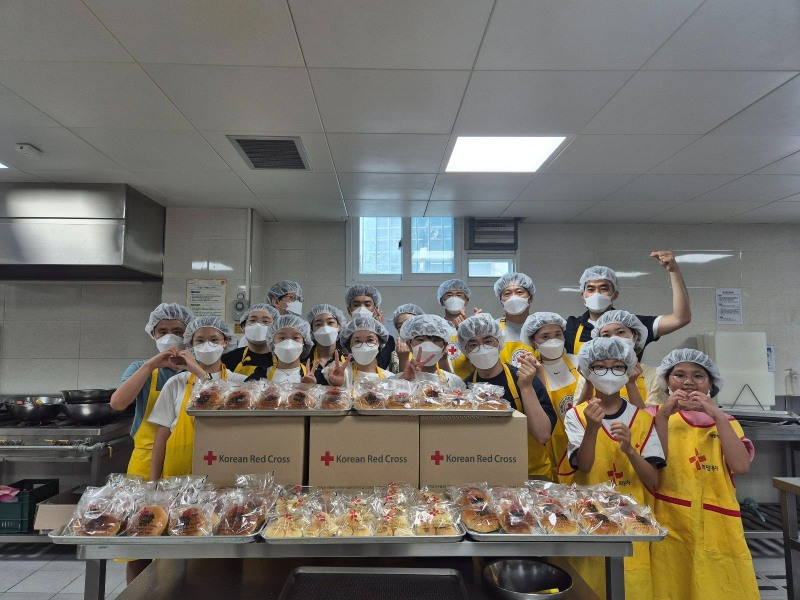 블루허그 회원들이 빵을 만든 후 기념촬영을 하고 있는 모습.(사진=삼표그룹)