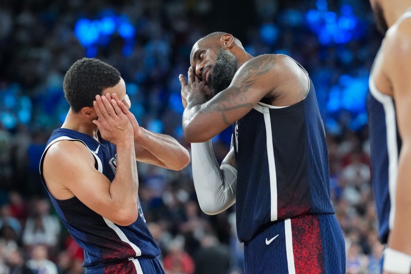 승리를 확정 짓고 세리머니 하는 커리(왼쪽)와 제임스. 사진=연합뉴스