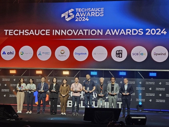 아라소프트(주)가 태국 최고 기술상으로 손꼽히는 ‘TECHSAUCE INNOVATION AWARDS 2024’에서 ‘기술혁신상’을 수상하고 기념촬영을 하고 있다. (대표 강정현. 사진 왼쪽에서 3번째)