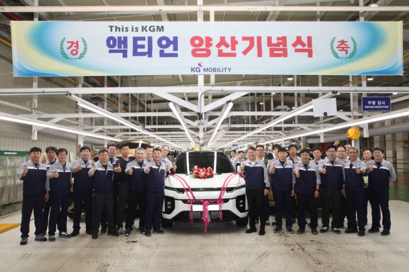 액티언 생산 주역들. 액티언 오른쪽 곽재선 회장, 왼쪽 생산1사업부 강상길 상무(사진=KGM)