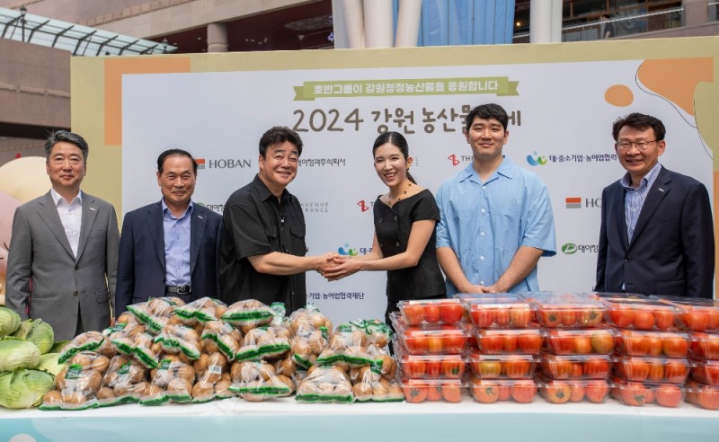 (왼쪽부터) 대아청과 이상용 대표이사, 호반프라퍼티 박재욱 대표이사, 더본코리아 백종원 대표, 호반프라퍼티 김윤혜 총괄사장, 호반산업 김민성 전무, 아브뉴프랑 강신주 대표.(사진=호반그룹)