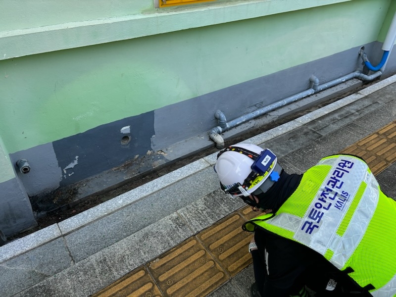 국지성 호우 대비 배수 시설 점검 중인 모습.(사진=국토안전관리원)