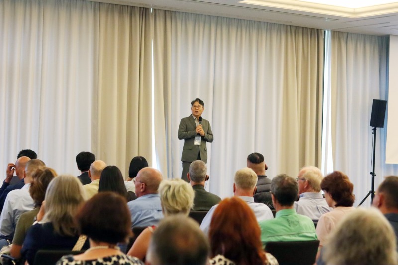 KGM 곽재선 회장이 튀르키예에 이어 독일 딜러들과 콘퍼런스를 갖는 등 글로벌 광폭 행보로 수출 물량 확대에 나섰다.(사진=KGM)