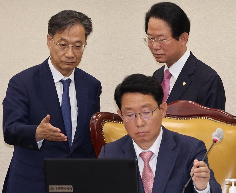 유동수 (왼쪽) 국회의원 (사진=연합뉴스)