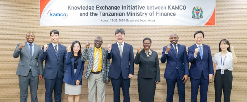 19일 부산국제금융센터(BIFC)에서 개최한 「국유 부동산 관리·처분 경험 및 노하우 전수를 위한 연수」에서 원호준 캠코 기업지원부문 총괄이사(사진 왼쪽에서 다섯 번째)와 제니퍼 아모로 탄자니아 재무부 차관보(사진 오른쪽에서 네 번째) 및 관계자들이 기념사진을 촬영하고 있다. 사진=캠코