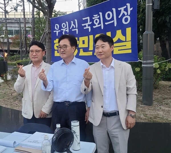 박종철한국무인경비협동조합이사장(오른쪽)이최석배이사(왼쪽)과함께서울시노원구에서열린우원식국회의장(가운데)현장민원실을방문하여사진촬영을하고있다.