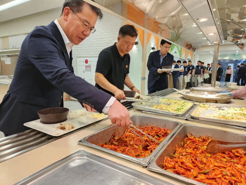 박서홍 농업경제대표이사(왼쪽)가 '천원의 아침밥' 기념행사에 참석하여 반찬을 담고 있다. 사진=농협중앙회