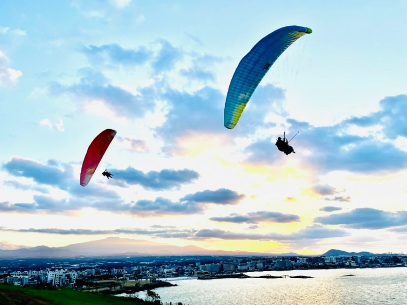 패러글라이더 2인승 체험 비행.(사진=제주 스카이랩)