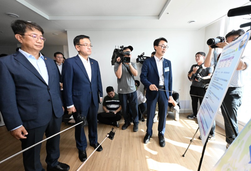 매입임대 현황 설명 듣는 최상목 부총리와 박상우 장관.(사진=연합뉴스)