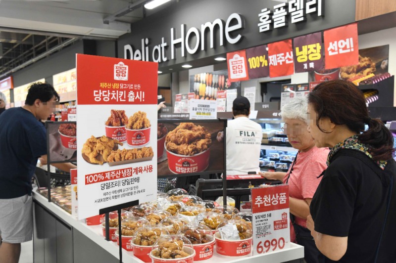 22일 리뉴얼 오픈 시간에 맞추어 방문한 고객들이 쇼핑하고 있다. 사진=홈플러스