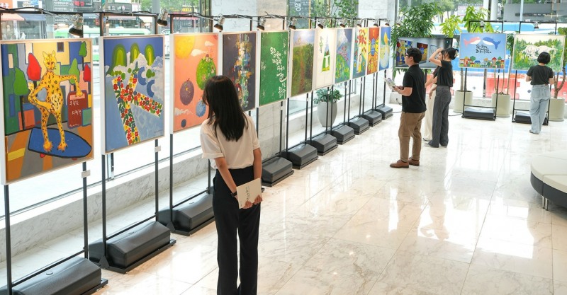 KCC 임직원들이 본사 로비에 있는 미술품 전시를 즐기고 있다.(사진=KCC)