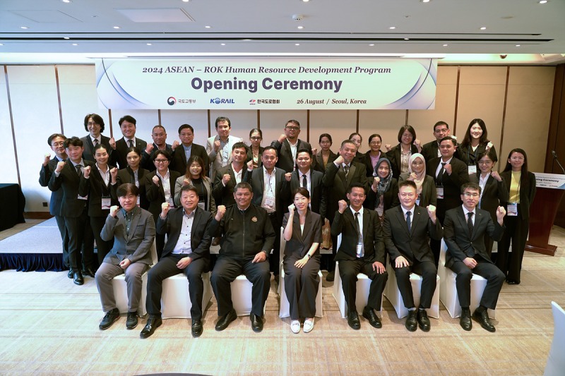 26일 오후 서울 웨스틴조선호텔에서 열린 아세안 교통공무원 초청연수 입교식에 코레일과 국토교통부, 한국도로협회 관계자들이 참석했다.(사진=코레일)