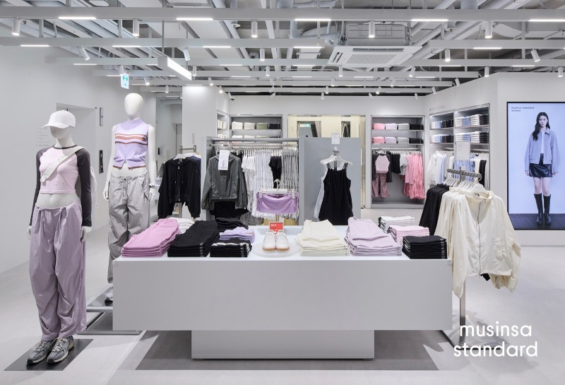 무신사 스탠다드, 갤러리아백화점 광교점 열어