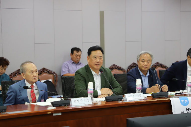 어기구 (가운데) 농해수위원장 (사진=의원실)