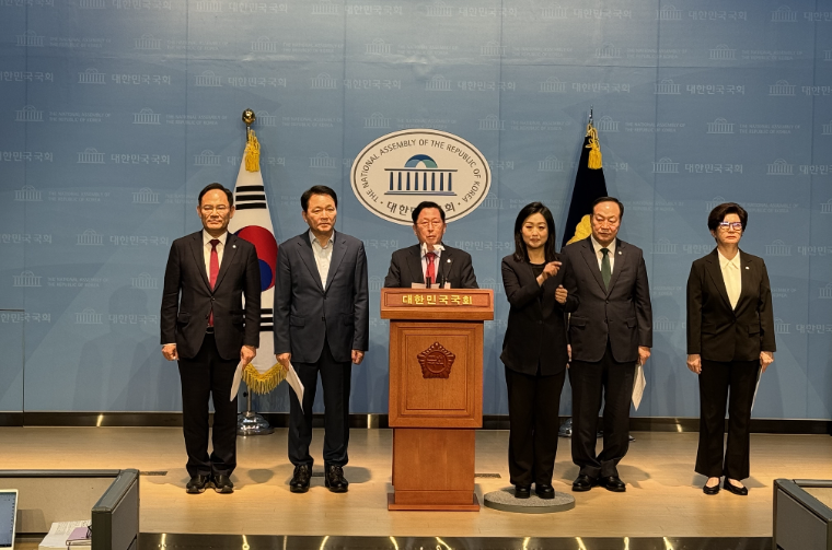 유용원 (가운데) 국회의원 (사진=의원실)