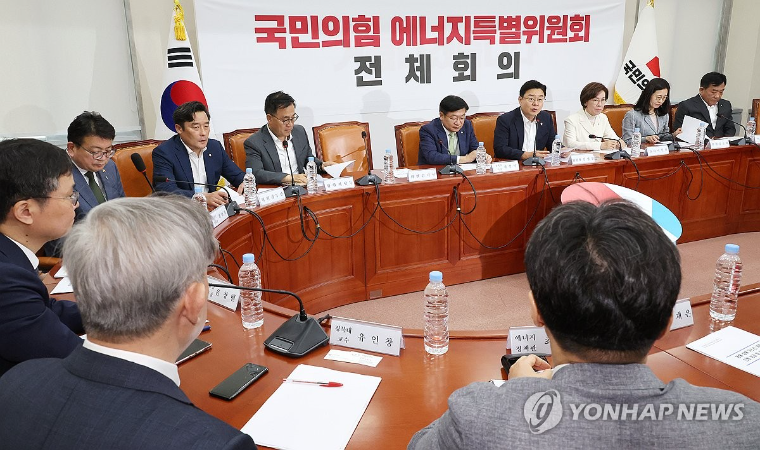 김성원 (오른쪽 네번째) 국회의원 (사진=연합뉴스)