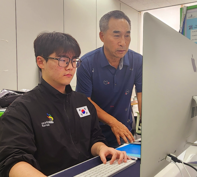 제47회 프랑스 리옹 국제기능올림픽대회에 그래픽디자인 직종 국가대표선수로 출전하는 폴리텍대학 인천캠퍼스 산업디자인과 김채환 학생(왼쪽)과 오복식 지도교수. 사진=폴리텍대