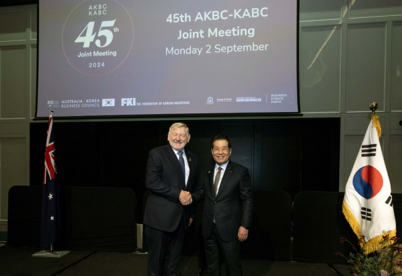 9월 2일 호주 퍼스에서 열린 ‘제45차 한-호주 경제협력위원회 합동회의’에서 장인화 한-호 경협위(KABC) 위원장(포스코그룹 회장)(오른쪽) 과 마틴 퍼거슨(Martin Ferguson) 호-한 경협위(AKBC) 위원장이 기념촬영을 하고 있다.(사진=포스코그룹)