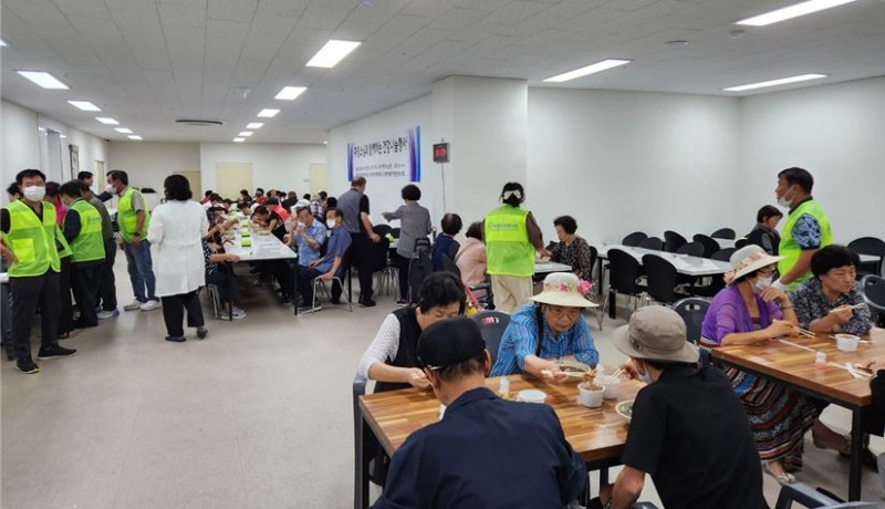 인천지역 어르신 약 150여명이 맛있는 온면을 드시고 있다.
