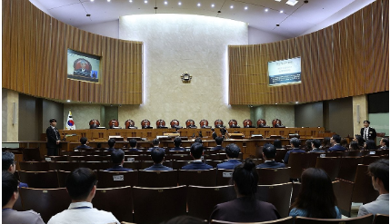 (사진=연합뉴스) 대법관들이 서울 서초구 대법원에서 열린 전원합의체 선고에서 자리에 앉아 있다.