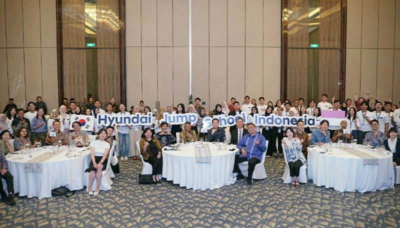 'H-점프스쿨 인도네시아' 1기 발대식에서 참가자들이 기념 촬영을 하고 있는 모습.(사진=현대차그룹)