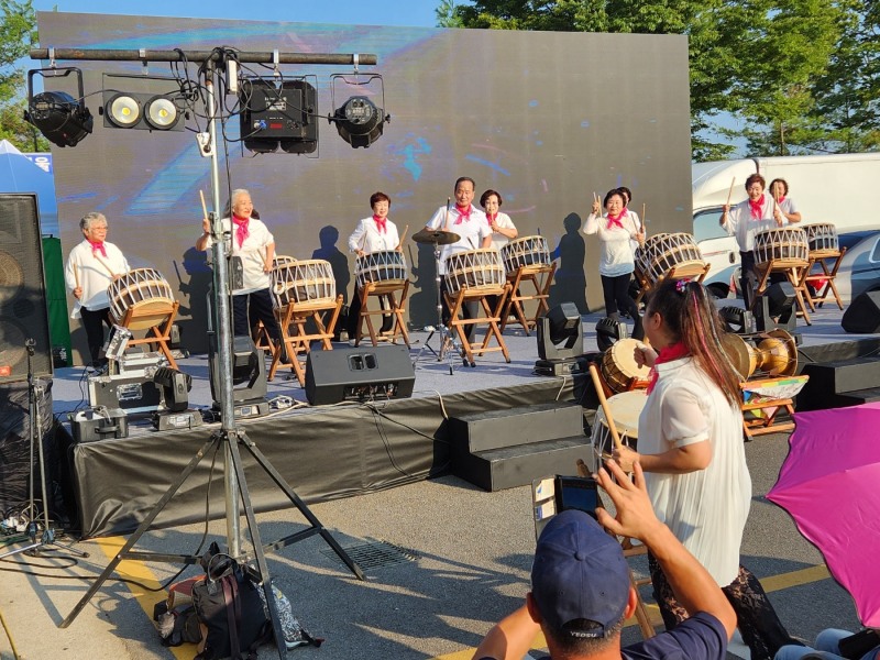 강화풍물시장의 활성화를 위한 난타공연이 펼쳐지고 있다,