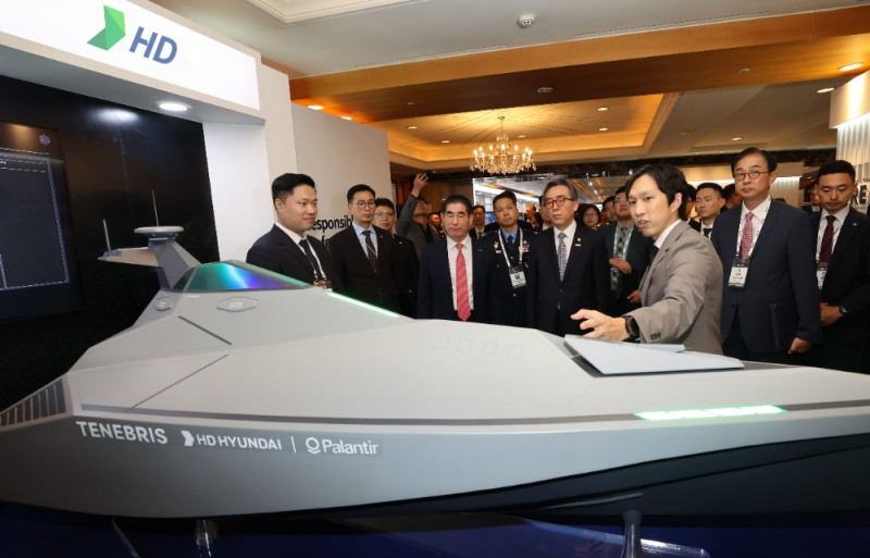 9일(월) 서울 중구 롯데호텔에서 열린 ‘REAIM Summit 2024’에서 조태열 외교부 장관(앞줄 우측으로부터 세 번째), 김용현 국방부 장관(앞줄 우측으로부터 네 번째)이 HD현대 부스를 찾아 무인함정 기술에 대한 설명을 듣고 있다.(사진=HD현대)