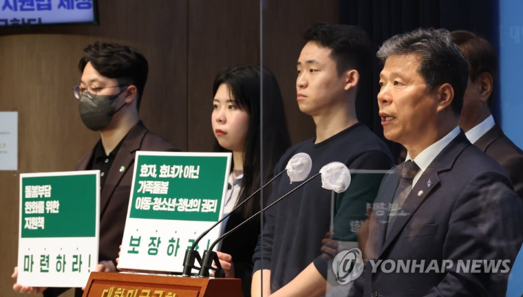 서영석 (오른쪽) 국회의원 (사진=연합뉴스)