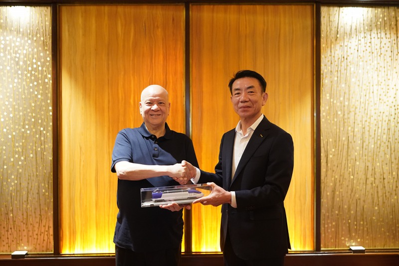 지난 2월 필리핀에서 열린 코레일-산미구엘 최고경영자 회의에서 악수하는 (오른쪽)한문희 코레일 사장과 (왼쪽)라몬 앙 산미구엘 그룹 회장.(사진=코레일)