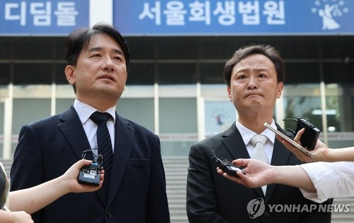 티몬과 위메프의 회생절차 개시 결정이 내려진 10일 오후 서울 서초구 서울회생법원에서 류화현 위메프 대표(왼쪽)와 류광진 티몬 대표가 취재진 질문에 답하고 있다. (사진=연합뉴스)