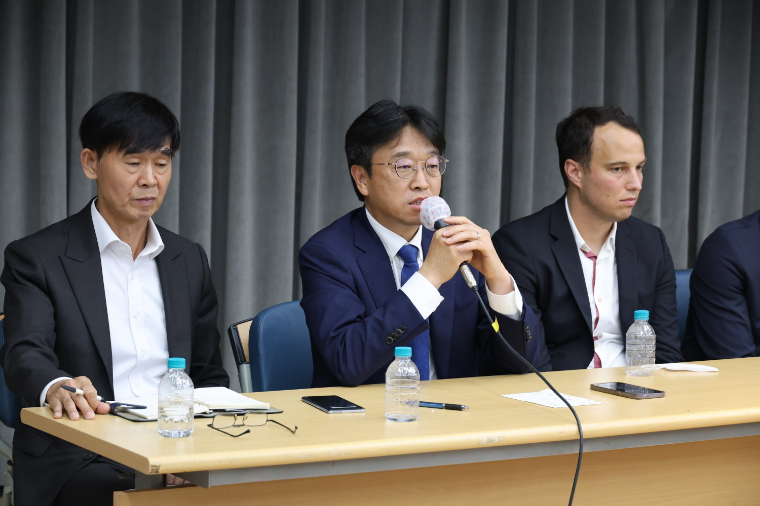 이용우 (가운데) 국회의원 (사진=연합뉴스)