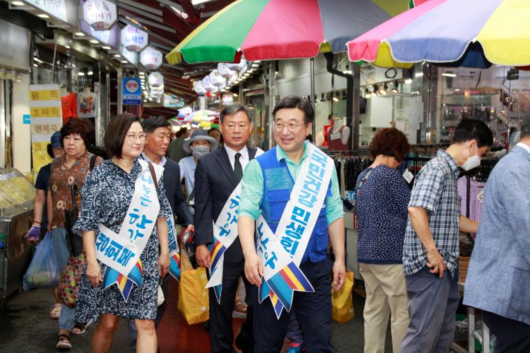 윤호중 (오른쪽) 국회의원 (사진=의원실)
