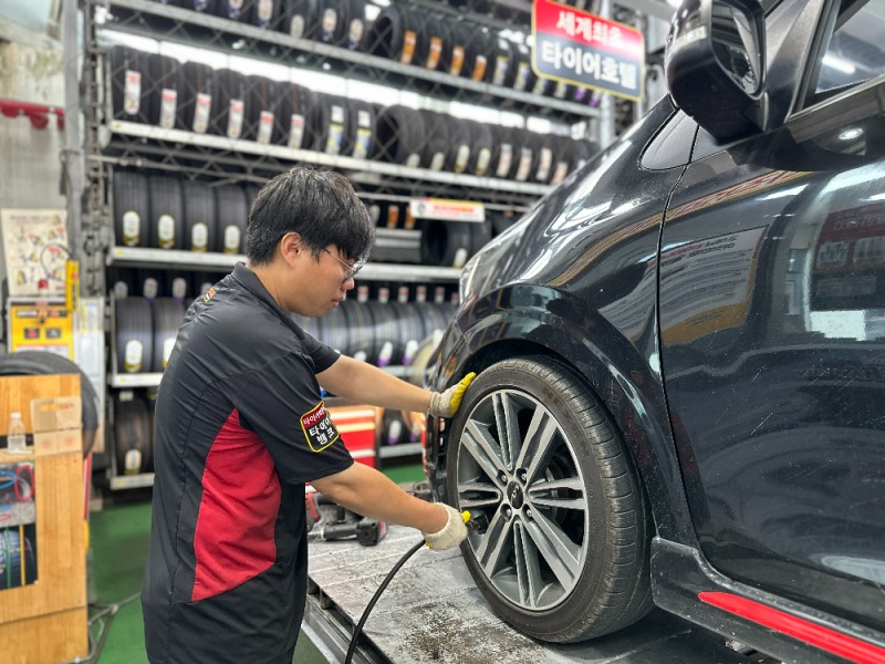 “요즘 날씨 왜 이래?”…타이어뱅크, 폭우·악천후 운전 요령 안내