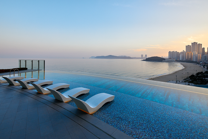 시그니엘 부산 인피니티 풀에서 바라보는 전경.(사진= 시그니엘 부산)