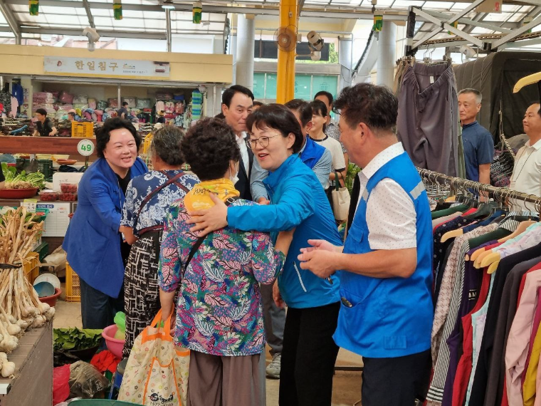 권향엽 (오른쪽 두번째) 국회의원 (사진=의원실)