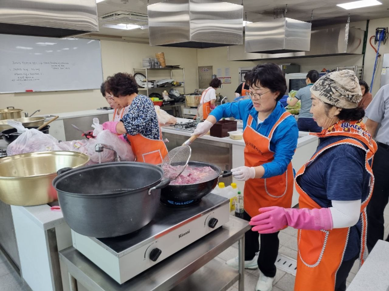 권향엽 (오른쪽 두번째) 국회의원 (사진=의원실)