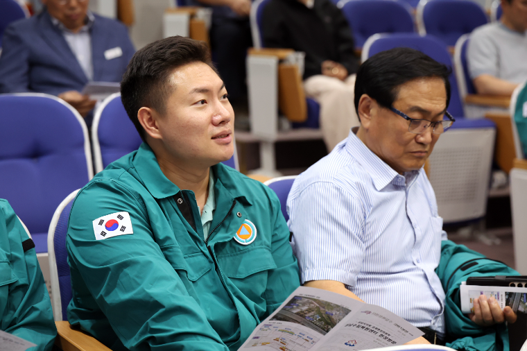 김보석 (왼쪽) 성남시의원 (사진=의회사무국)