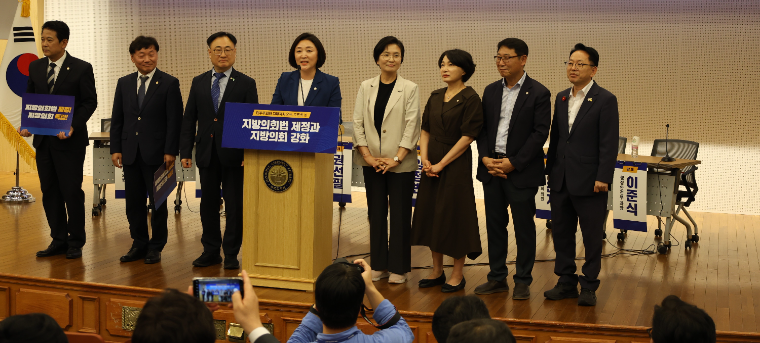 전진숙 (가운데) 국회의원 (사진=의원실)