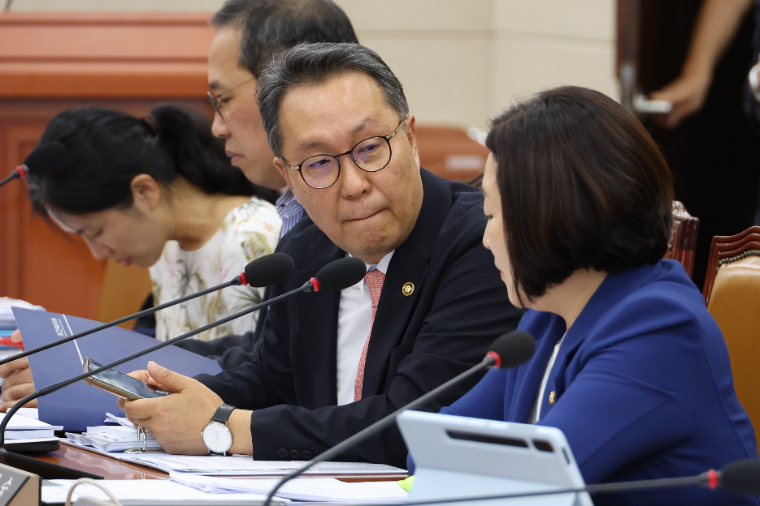 전진숙 (오른쪽) 국회의원 (사진=연합뉴스)