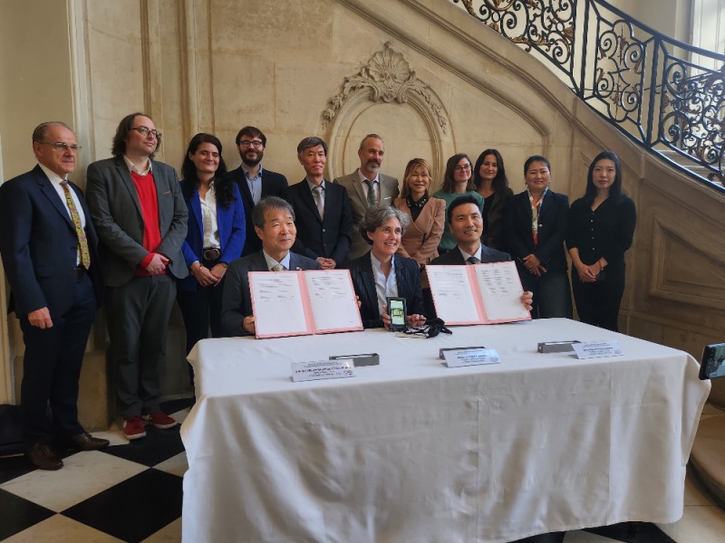 행사에 참석한 최재철 주프랑스대사(앞줄 왼쪽 첫번째), 에밀리 시미에(Amélie Simier) 로댕 미술관 이사장(앞줄 왼쪽 두번째), 전종웅 아시아나항공 파리지점장(앞줄 왼쪽 세번째)과 관계자들이 기념 촬영을 하고 있다.(사진=아시아나항공)